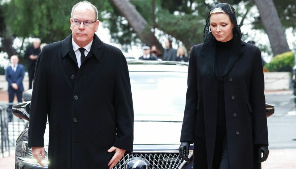 Fyrst Albert og fyrstinde Charlene ses her ved begravelsen af Ærkebiskop Monsignor Bernard Barsi i katedralen i Monaco onsdag.