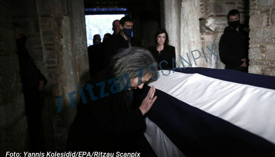 En kvinde viser sin respekt for kong Konstantin i Saint Eleftherios kapellet