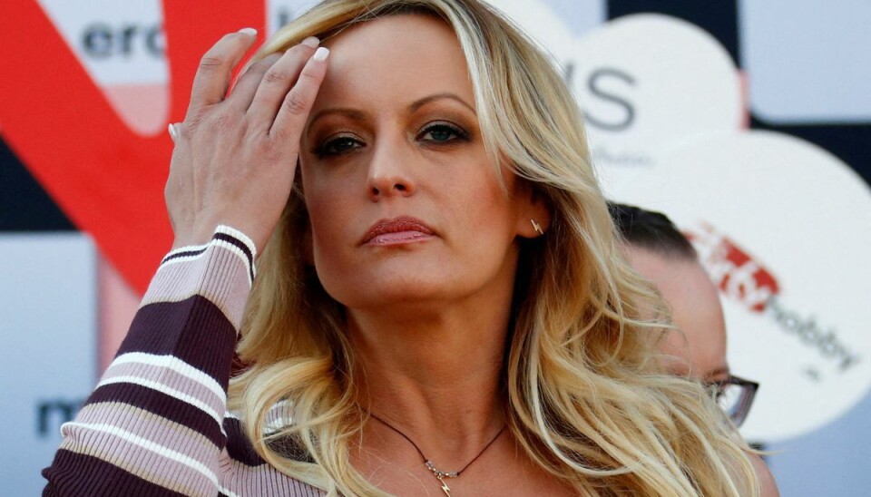 Den amerikanske pornostjerne Stormy Daniels har følt sig tvunget til at gå under jorden, efter hun nu er begyndt at midtage dødstrusler.