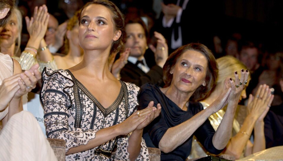 Maria Fahl Vikander (th) ses her sammen med sin Oscar-vindende datter Alicia Vikander. Maria Fahl Vikander (th) ses her sammen med sin Oscar-vindende datter Alicia Vikander.