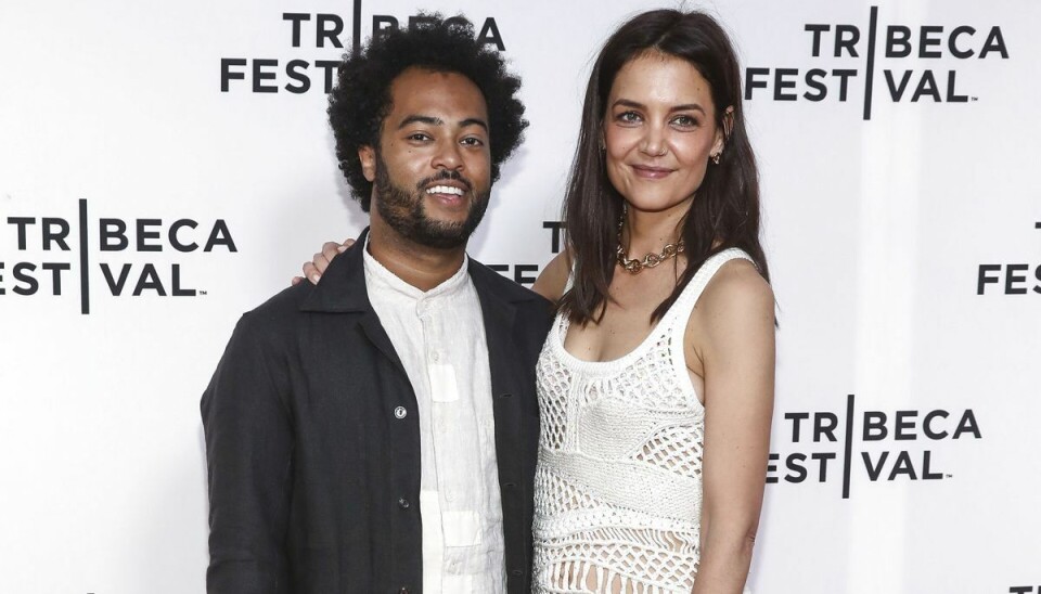 KAtie Holmes og Bobby Wooten III ses her på den røde løber ved premieren på filmen 'Alone Together' i New York den 14. juni.