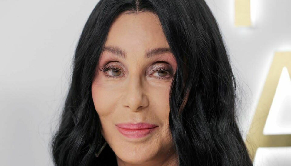 Chers mor døde af hjertestop på vej til hospitalet.