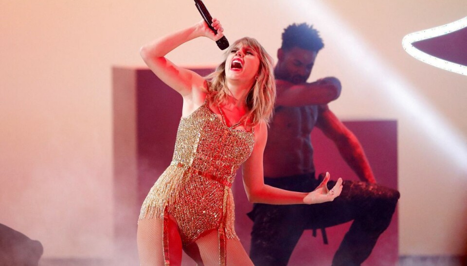 Verdensstjernen Taylor Swift frygter for sin sikkerhed, efter rejseplaneren i forbindelse med hendes kommende verdensturne er blevet afsløret af miljøaktivister. Verdensstjernen Taylor Swift frygter for sin sikkerhed, efter rejseplaneren i forbindelse med hendes kommende verdensturne er blevet afsløret af miljøaktivister.