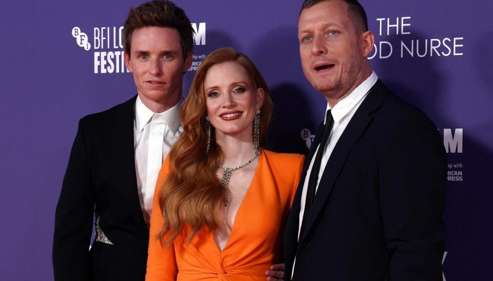 Danske Tobias Lindholm (til højre) sammen med hovedrollerne i sin nye film, 'The Good Nurse', Eddie Redmayne og Jessica Chastain under premieren på filmen i Storbritannien. (Arkivfoto). Danske Tobias Lindholm (til højre) sammen med hovedrollerne i sin nye film, 'The Good Nurse', Eddie Redmayne og Jessica Chastain under premieren på filmen i Storbritannien. (Arkivfoto).