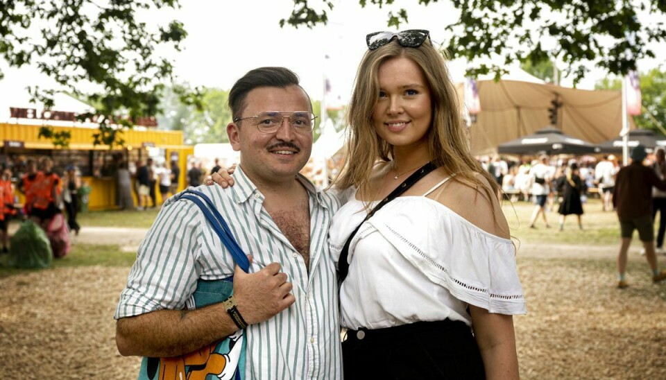 Festivalgæster på Roskilde Festival den 30 juni 2022. Kok Umut Sakarya med sin kæreste Johanne Havshøj. De passer på vægten nu.