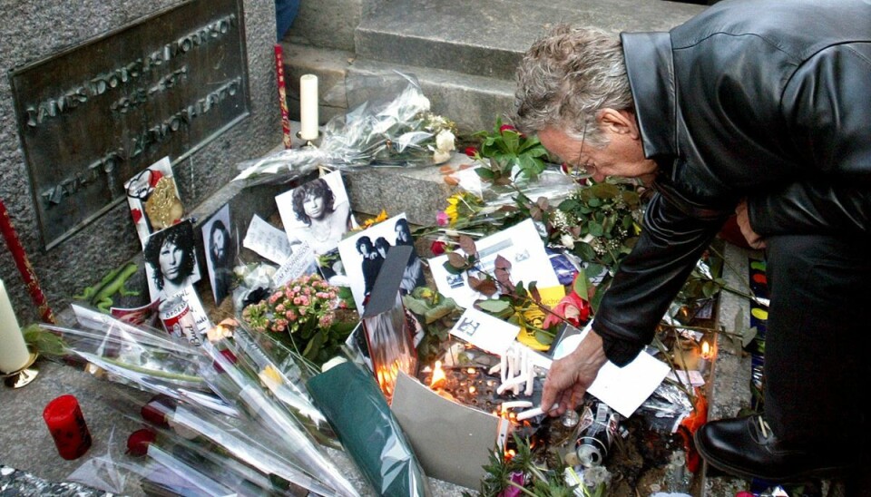 The Doors' keyboard spiller Ray Manzarek lægger en blomst på Jim Morrisons grav på sangerens 60 års fødselsdag i 2003. Morrison er begravet i Paris. The Doors' keyboard spiller Ray Manzarek lægger en blomst på Jim Morrisons grav på sangerens 60 års fødselsdag i 2003. Morrison er begravet i Paris.