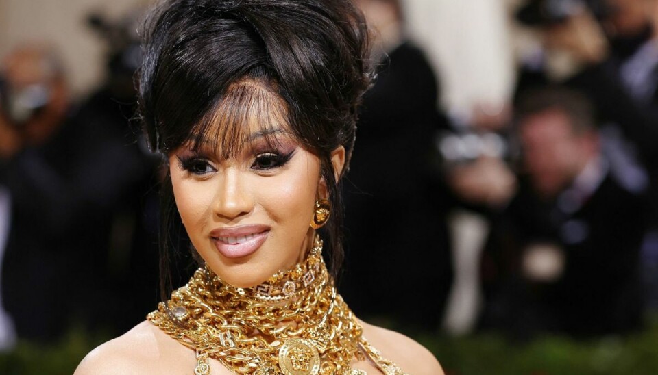 Den amerikanske rapper Cardi B's lillesøster hedder Hennessy (navnet på en fransk cognac, red.). Derfor blev rapperen for sjov kaldt Bacardi (navnet på en cubansk rom, red.), som så senere blev til kæle- og kunstnernavnet Cardi B. Her ses rapperen til den eksklusive modefest Met Gala i maj. Hun fylder 30 år den 11. oktober.