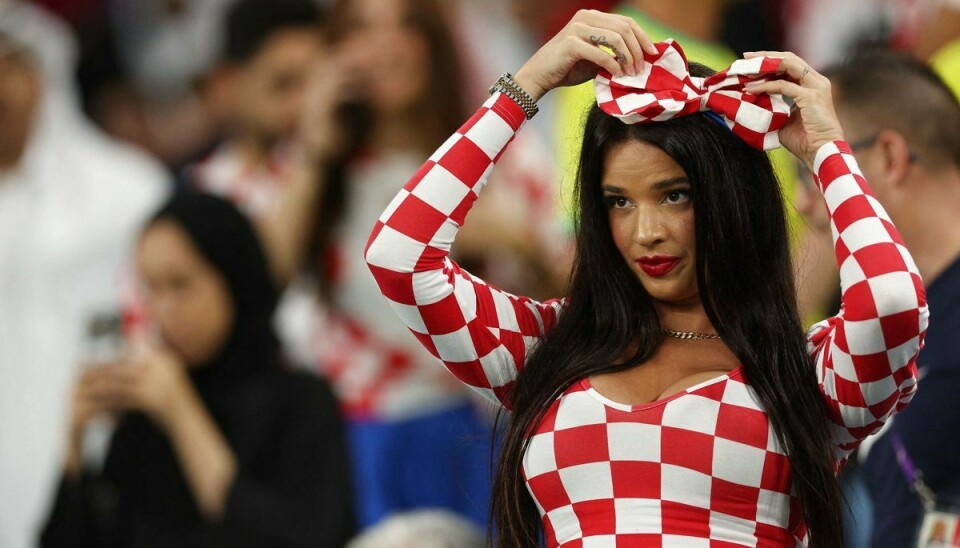 Tysk-kroatiske Ivana Knoll har af 'uransagelige' årsager fået masser af opmærksomhed som tilskuer ved fodbold-VM i Qatar.