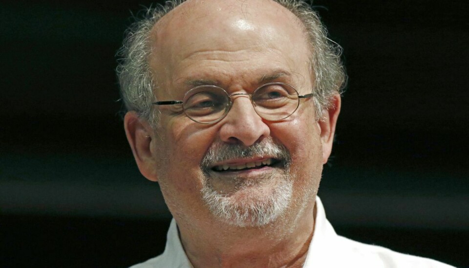 Salman Rushdie, forfatteren bag 'De Sataniske Vers', blev påført flere alvorlige knivstik af en gerningsmand i forbindelse med en forelæsning i den amerikanske delstat New York i august.