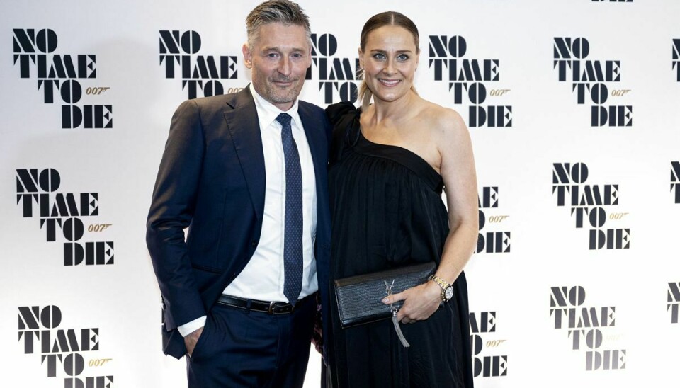 En højgravid Mette Bluhme Rieck på den røde løber med sin forlovede, Kasper Nielsen, til premieren på Bond-filmen ' 'No Time to Die'. I januar kom sønnike så til verden. (Arkivfoto).