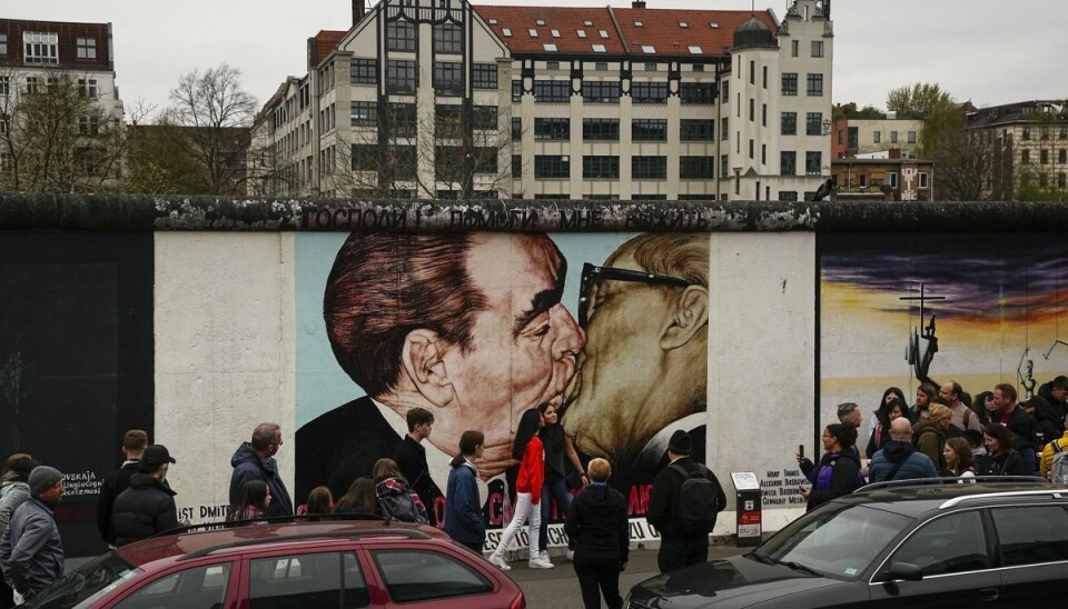 Motivet af de tidligere kommunistledere Leonid Brezhnev (til venstre) og Erich Honecker er et af de mest besøgte ved det, der står tilbage af Berlinmuren. (Arkivfoto) Motivet af de tidligere kommunistledere Leonid Brezhnev (til venstre) og Erich Honecker er et af de mest besøgte ved det, der står tilbage af Berlinmuren. (Arkivfoto)
