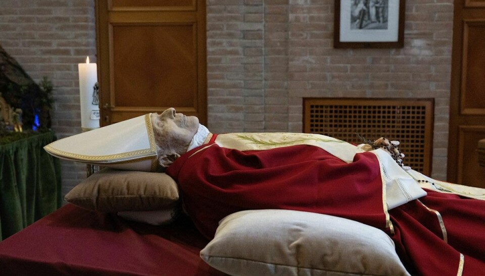 Den tdilgere pave Benedikt skal ligge i et kloster i tre dage, inden han bliver begravet.