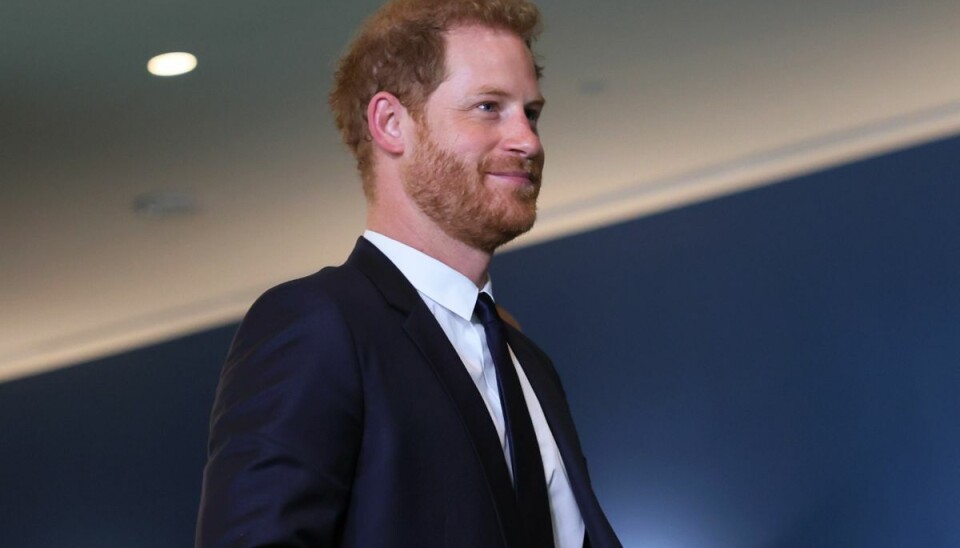 Prince Harry, hertug af Sussex har en bog på trapperne.