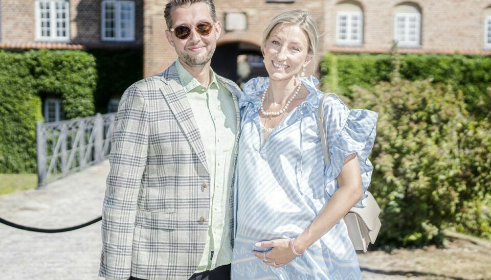 Højgravide Annemette Voss og hendes mand Micky ses her ved Mascha Vangs og Troels Krohn Dehlis bryllup den 2. august.