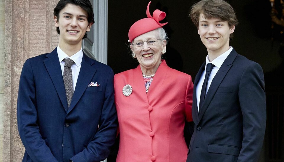 Dronning Margrethe flakeret af prins Nikolai (tv) og prins Felix.