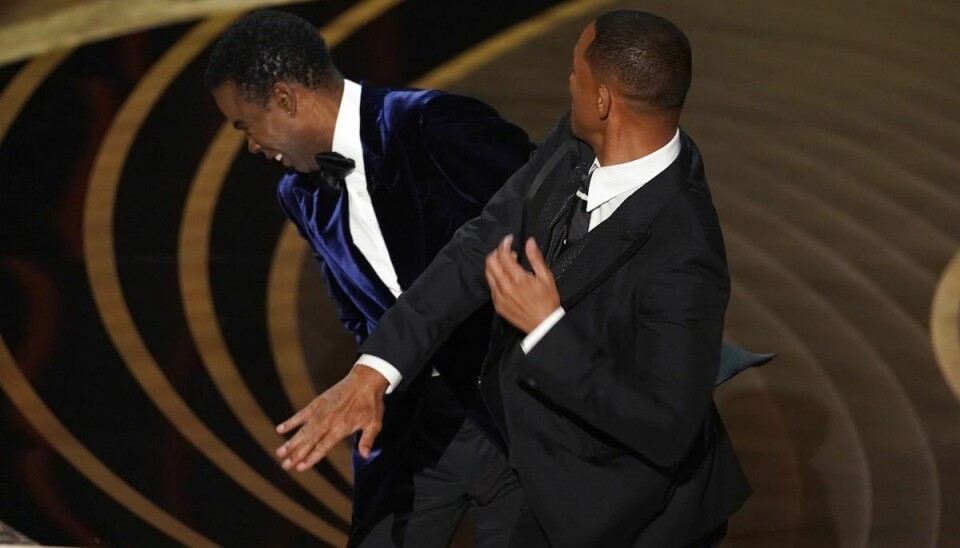 Under forårets Oscar-uddeling valgte skuespiller Will Smith at stikke komikeren Chris Rock en på skrinet, efter at komikeren havde fortalt en joke om skuespillerens kones hårtab. (Arkivfoto).