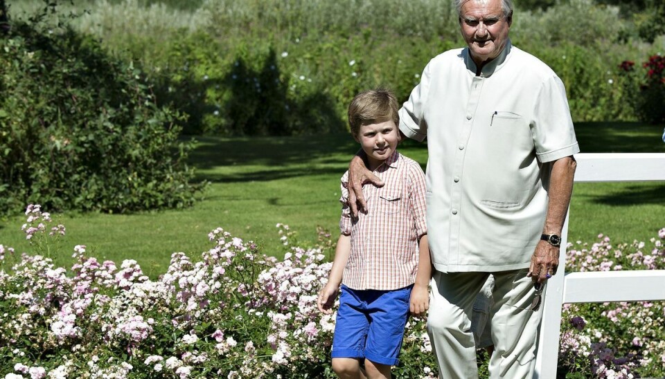 Prins Christian var kun fem år, da han havde sin første officielle opgave i kongehuset, da han - assisteret af sin farfar, prins Henrik - afslørede et portræt på Rosenborg Slot. Her ses barnebarn og farfar under en sommerferie på Gråsten Slot. (Arkivfoto). Prins Christian var kun fem år, da han havde sin første officielle opgave i kongehuset, da han - assisteret af sin farfar, prins Henrik - afslørede et portræt på Rosenborg Slot. Her ses barnebarn og farfar under en sommerferie på Gråsten Slot. (Arkivfoto).