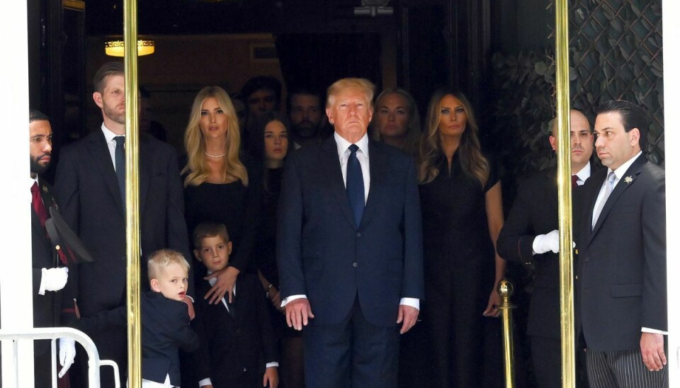 Donald Trump med hele familien følger Ivana Trumps kiste blive båret væk.