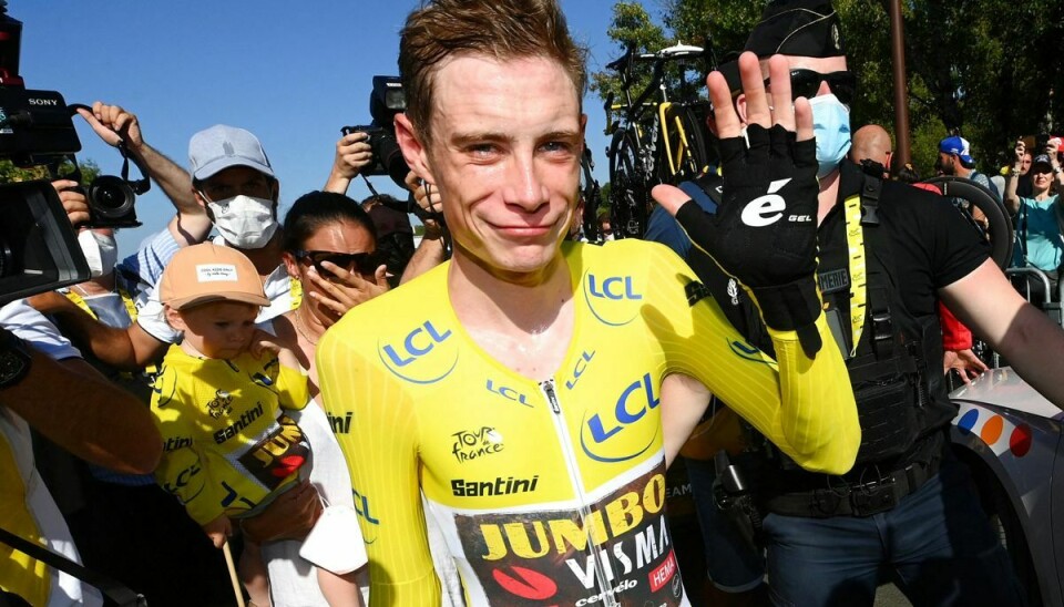 Jonas Vingegaard kører senere søndag mod Paris iført den gule førertrøje.