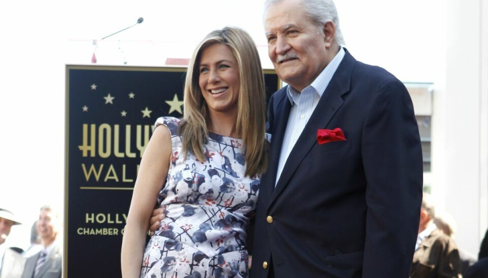 Jennifer Aniston ses her sammen med sin far John Aniston. Jennifer Aniston ses her sammen med sin far John Aniston.