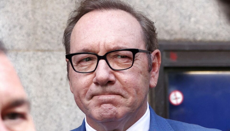 Skuespiller Kevin Spacey er blevet dømt til at betale 226 millioner kroner i erstatning for påståede overgreb mod yngre mænd. Skuespiller Kevin Spacey er blevet dømt til at betale 226 millioner kroner i erstatning for påståede overgreb mod yngre mænd.