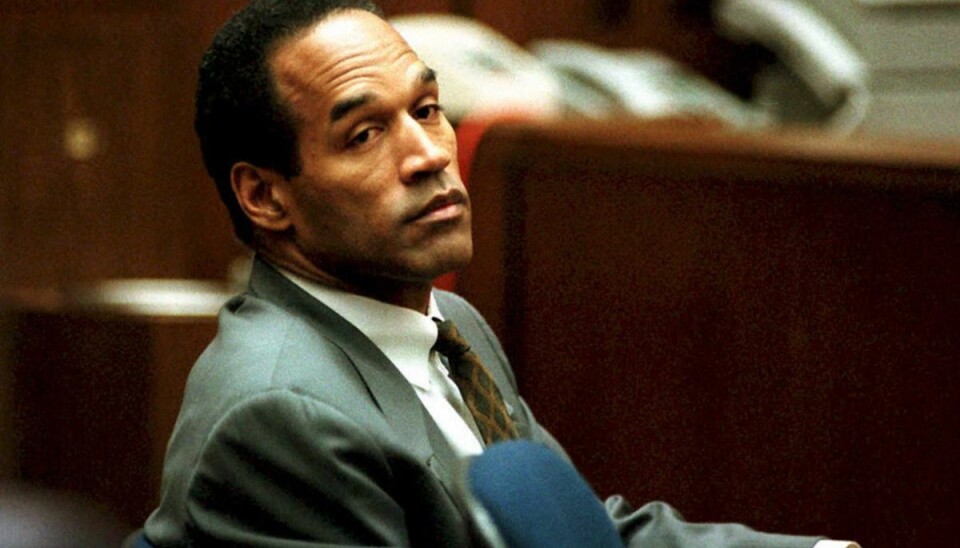 O.J. Simpson under den famøse retssag i 1994, hvor den tidlige NFL-stjerne og skuespiller blev frikendt for dobbeltdrab på sin ekskone, Nicole Brown Simpson, og hendes ven, Ronald Goldman. O.J. Simpson blev dog kendt ansvarlig for ofrenes død i et civilt søgsmål efterfølgende. Han fylder 75 år den 9. juli. O.J. Simpson under den famøse retssag i 1994, hvor den tidlige NFL-stjerne og skuespiller blev frikendt for dobbeltdrab på sin ekskone, Nicole Brown Simpson, og hendes ven, Ronald Goldman. O.J. Simpson blev dog kendt ansvarlig for ofrenes død i et civilt søgsmål efterfølgende. Han fylder 75 år den 9. juli.