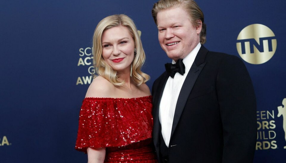 Jesse Plemons og Kirsten Dunst kan nu, fem år efter de blev forlovet, kalde sig mand og kone. Jesse Plemons og Kirsten Dunst kan nu, fem år efter de blev forlovet, kalde sig mand og kone.
