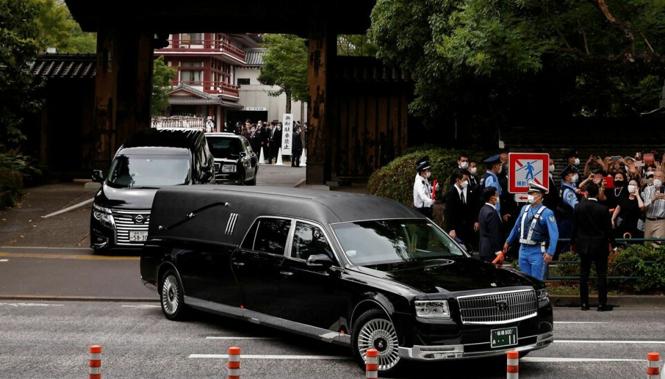 Rustvognen med Shinzo Abe forlader Zojoji templet for at køre gennem Toyos gader og forbi blandt andet Nationalforsamlingen.