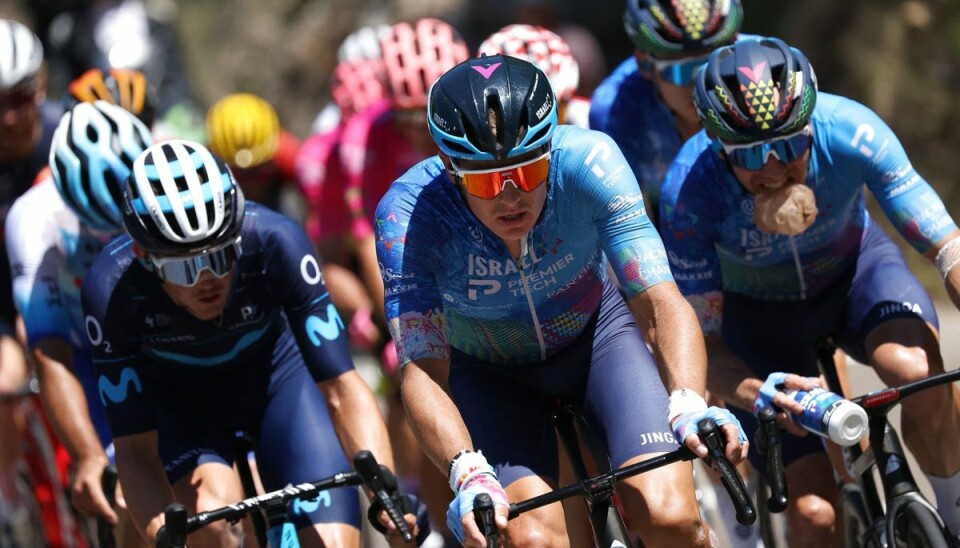 Jakob Fuglsang (i midten) ved endnu ikke, om han kan fortsætte i Tour de France. (Arkivfoto)