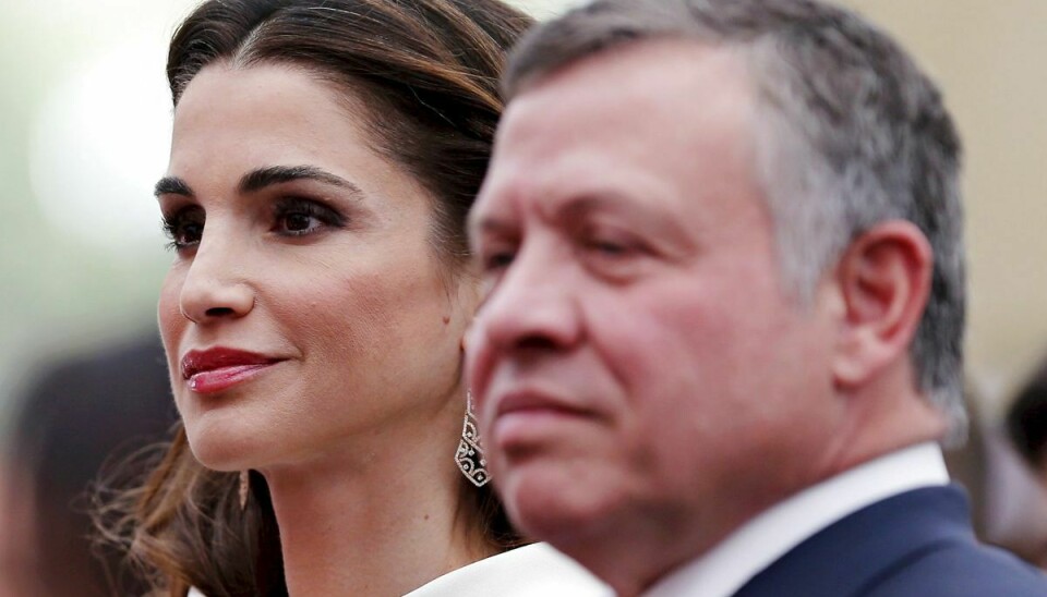 Jordans dronning Rania - det her ses sammen med sin mand, kong Abdullah - er jublende lykkelig efter nyheden om at hendes ældste datter, prinsesse Iman, skal giftes.