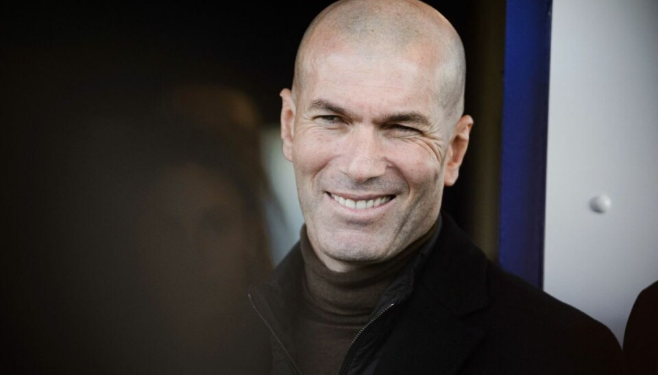 Zinedine Zidane blev professionel fodboldspiller i 1989. Dengang tørnede han ud for Cannes. Siden spillede han i Bordeaux, Juventus og Real Madrid, inden han lagde støvlerne på hylden i 2006. Zinedine Zidane blev professionel fodboldspiller i 1989. Dengang tørnede han ud for Cannes. Siden spillede han i Bordeaux, Juventus og Real Madrid, inden han lagde støvlerne på hylden i 2006.