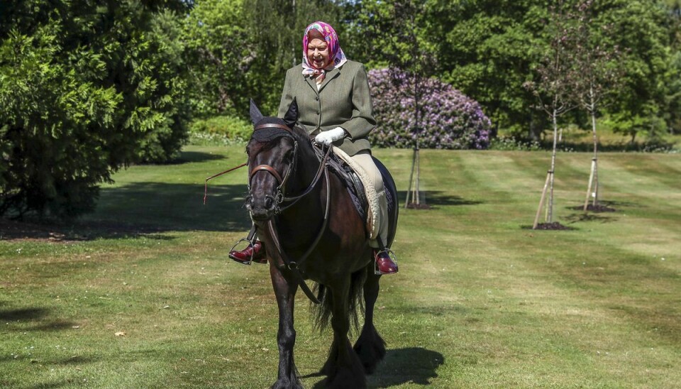 Den britiske dronning ses her under en ridetur omkring sit skotske slot Balmoral.
