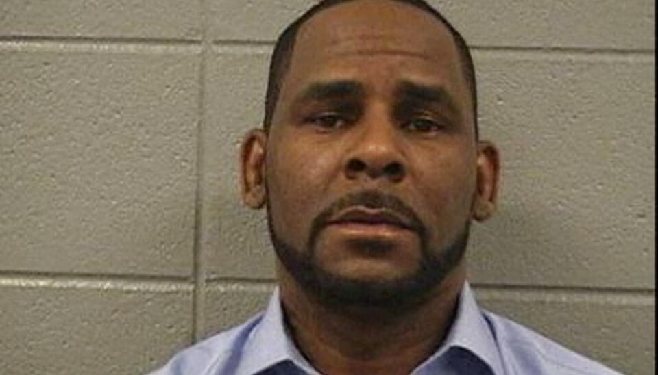 R. Kelly skal afsone 30 år bag tremmer. R. Kelly skal afsone 30 år bag tremmer.