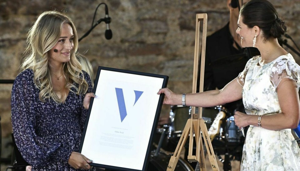 Kronprinsesse Victoria overrakker årets Victoria-prisen til Ebba Årsjö.