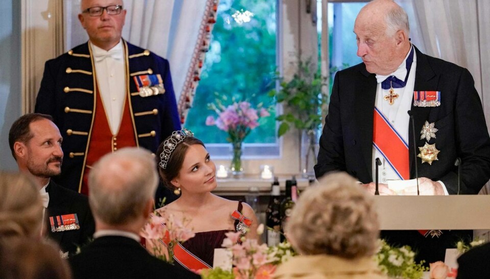 Prinsessen lytter til sin bedstefar, kongen