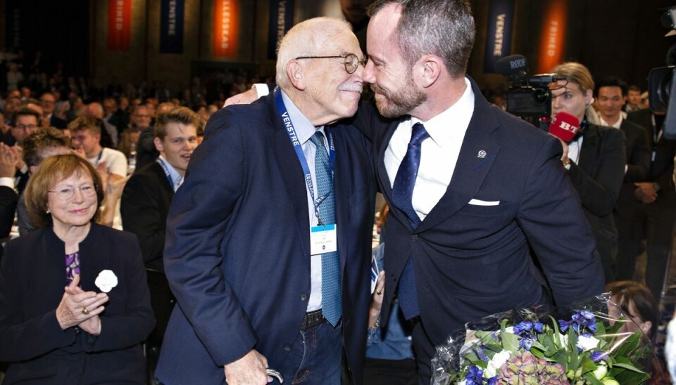 Jakob Ellemann-Jensen er formand for Venstre, ligesom hans far, Uffe Ellemann-Jensen, var i en årrække. Her ses de sammen i Herning Kongrescenter i 2019, da Jakob Ellemann-Jensen blev valgt som formand. Da Uffe Ellemann-Jensen døde natten til søndag, skete det til lyden af fyrværkeri i Tivoli, fortæller hans søn til DR. Jakob Ellemann-Jensen er formand for Venstre, ligesom hans far, Uffe Ellemann-Jensen, var i en årrække. Her ses de sammen i Herning Kongrescenter i 2019, da Jakob Ellemann-Jensen blev valgt som formand. Da Uffe Ellemann-Jensen døde natten til søndag, skete det til lyden af fyrværkeri i Tivoli, fortæller hans søn til DR.