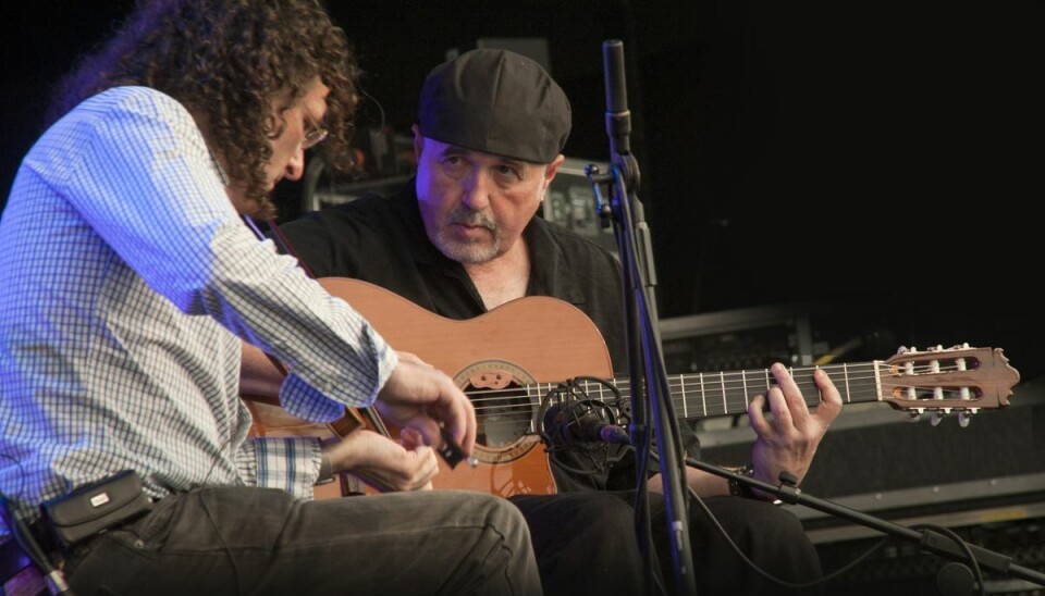 Nu afdøde Dennis Cahill sammen med violinisten Martin Hayes. Nu afdøde Dennis Cahill sammen med violinisten Martin Hayes.