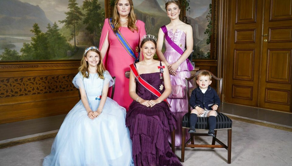 Fem fremtidige regenter. Forrest fra venstre er det prinsesse Estelle af Sverige, prinsesse Ingrid Alexandra af Norge og prins Charles fra Luxembourg. Bagest er det prinsesse Amalie af Holland (tv) og prinsesse Elisabeth af Belgien
