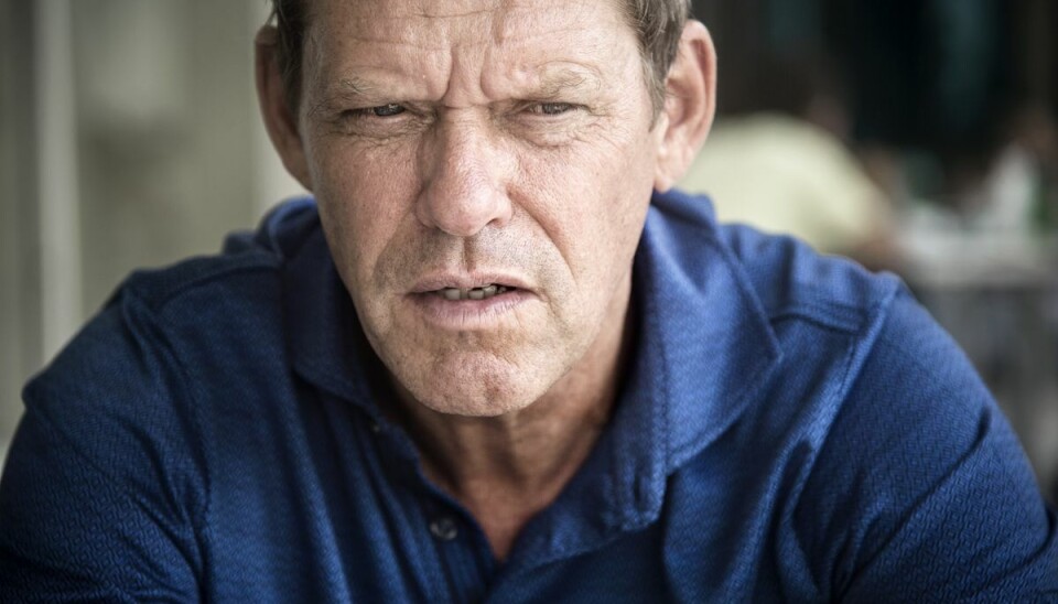 Fodboldlegenden Frank Arnesen har fået en slem bakterieinfektion i sit ene knæ. Fodboldlegenden Frank Arnesen har fået en slem bakterieinfektion i sit ene knæ.