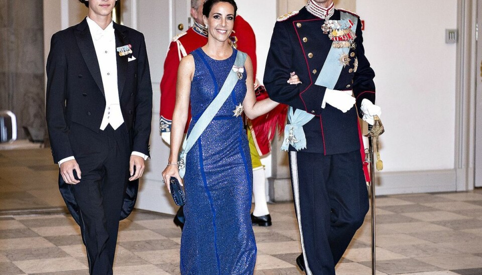 Prins Joachim og Prinsesse Marie med Prins Nikolai ved gallataffel på Christiansborg Slot i anledning af kronprinsens 50 års fødselsdag.