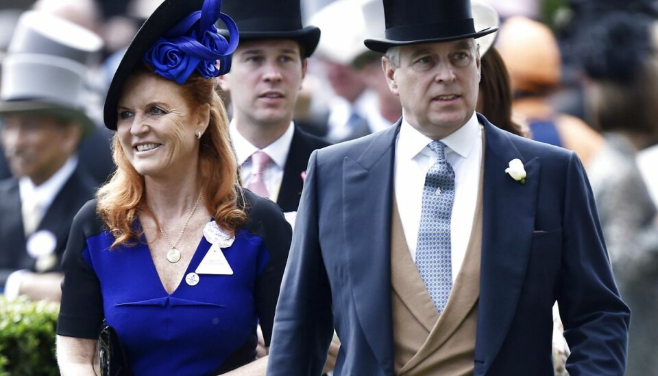 Ekshustruen Sarah Ferguson bakker stadig op om Prins Andrew trods sex- og økonomiske skandaler.