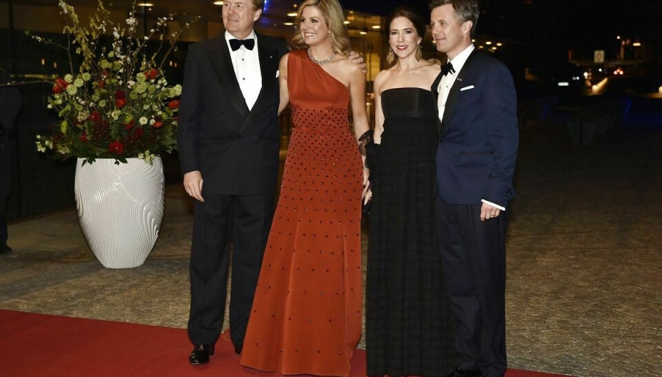 Det hollandske kongepar ses her sammen med kronprins Frederik og kronprinsesse Mary under et besøg i København i marts 2015.