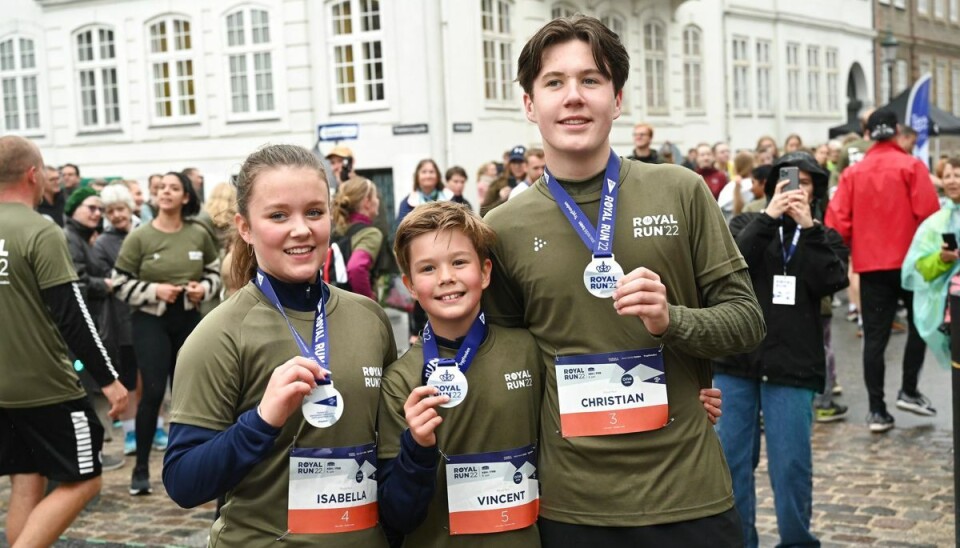 Prins Christian, prinsesse Isabella og prins Vincent fik lige som alle andre deltagere en medalje, da de havde gennemført løbet.