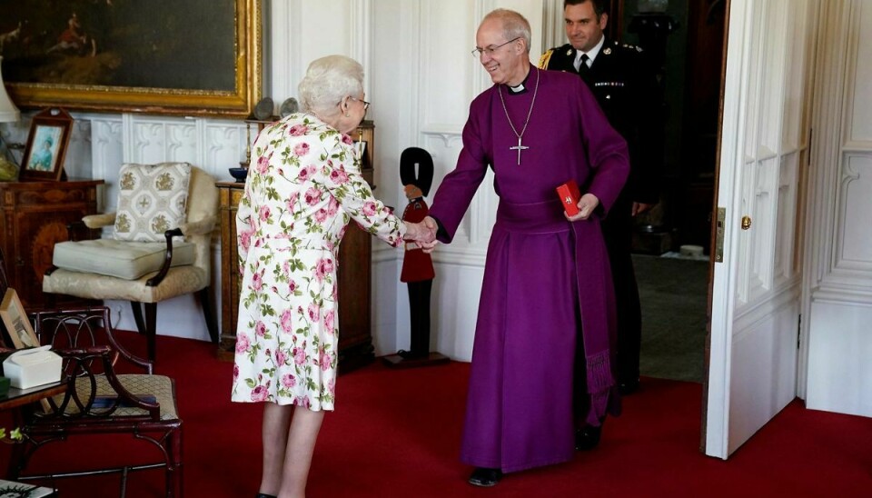 Dronning Elizabeth tager imod ærkebiskoppen af Canterberry. Uden stol vel at mærke.