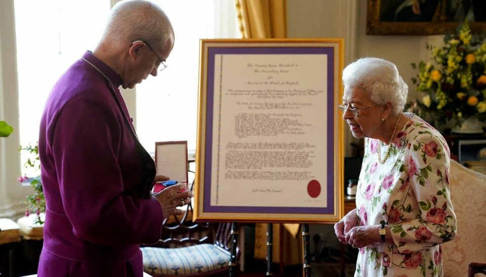 Dronningen modtager 'Canterbury Cross' for sit store bidrag til den britiske kirke gennem sin 70 år lange regerin gstid.