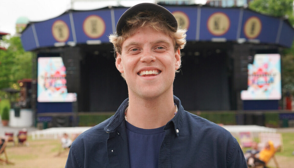 Hjalmer før en optræden på Plænen i Tivoli.