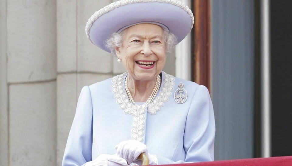 Her ses Dronning Elizabeth på balkonen i forbindelse med den traditionsrige militærparade 'Trooping the Colour'.