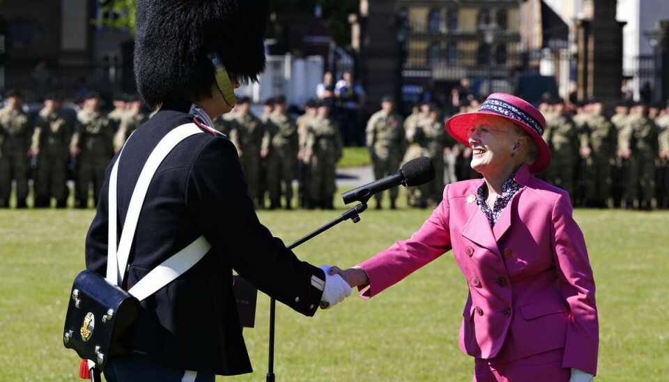 Dronning Margrethe overrækker 'Dronningens Ur' til garder Mathias Filtenborg Laustsen.