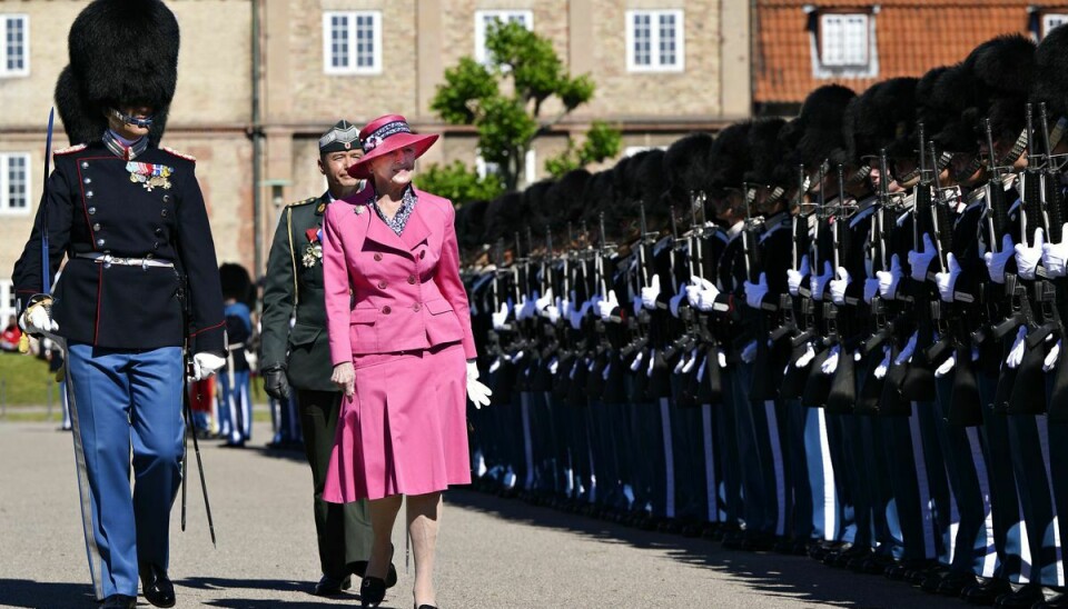 Dronning Margrethe inspicerer tropperne efter sin ankomst til begivenheden.