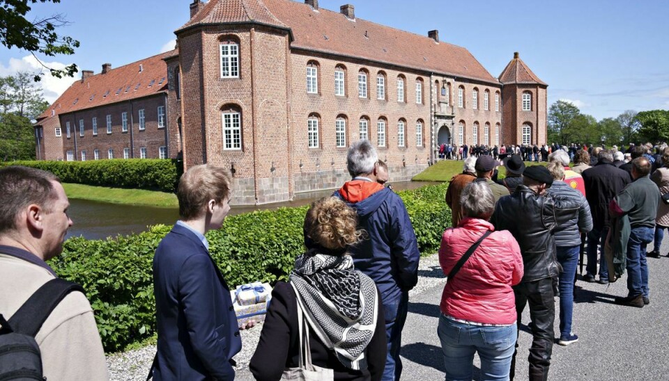 Køen til Inger Støjbergs fest er lang. Den tidligere minister tager imod gæsterne i porten.